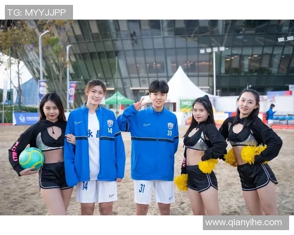 与足球明星合影的女孩展现梦想与勇气的青春故事