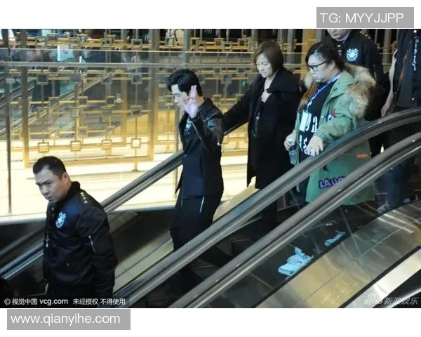 独自面对聚光灯的足球明星们无保镖助理的真实生活与挑战