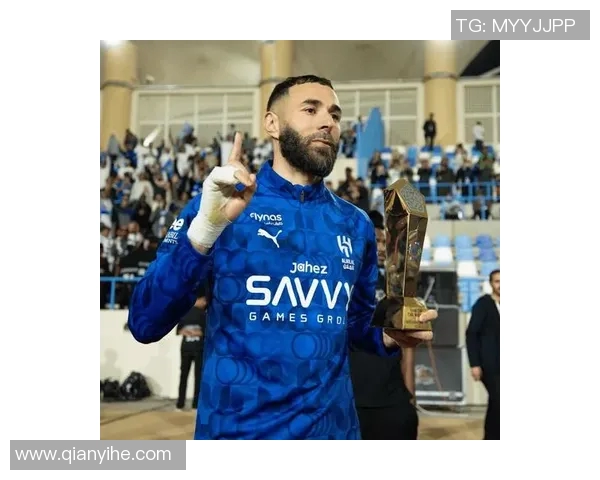 本泽马重返赛场展现王者风范引发球迷热烈期待与赞誉 本泽马重返赛场展现王者风范引发球迷热烈期待与赞誉